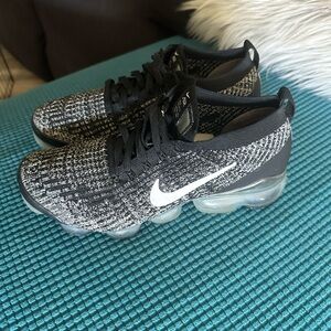 Women’s Nike Black and White FlyKnit Air Sneakers 8.5